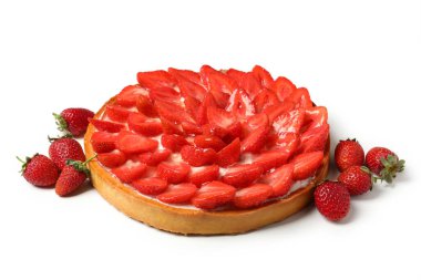 Beyaz arka planda izole edilmiş lezzetli çilekli turta..