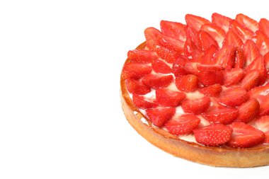 Beyaz arka planda izole edilmiş lezzetli çilekli turta..