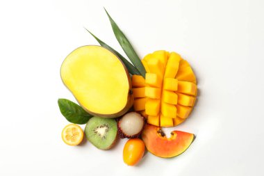 Beyaz arka planda olgun ve taze egzotik meyveler.