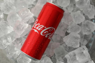Odessa, Ukrayna - 23 Eylül 2021: Coca - Buz küpleri üzerinde kola kutusu.