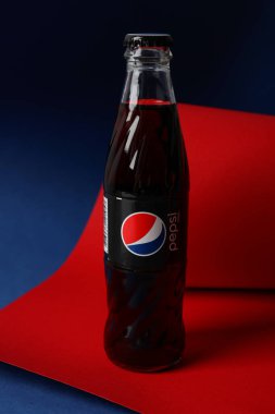 Odessa, Ukrayna - 23 Eylül 2021: Pepsi şişesi iki ton arka planda.