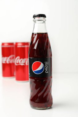 Odessa, Ukrayna - 23 Eylül 2021: Pepsi ve Coca - Beyaz masada kola.