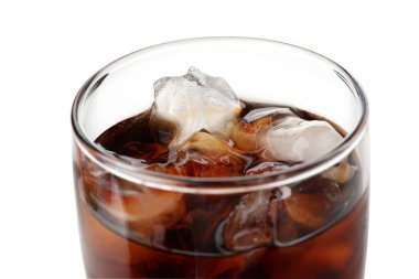 Beyaz arka plan üzerinde izole buzlu cola bardak.