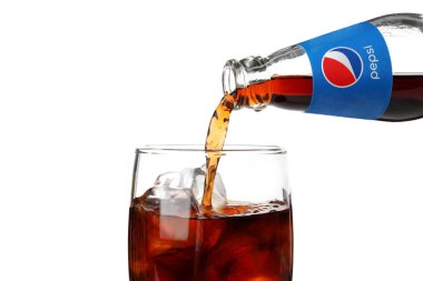 Odessa, Ukrayna - 23 Eylül 2021: Pepsi şişeden cama dökülüyor, beyaz arka planda izole edilmiş.