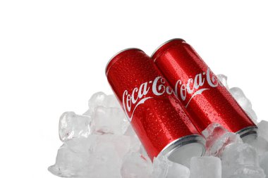Odessa, Ukrayna - 23 Eylül 2021: Coca - beyaz arka planda izole edilmiş buz kutuları