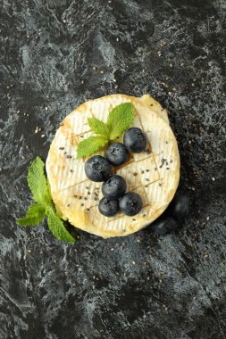 Siyah dumanlı arka planda ızgara camembert peyniri..