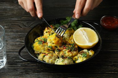 Ahşap arka planda fırında karnabahar ile lezzetli yemek kavramı.