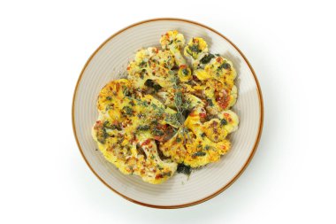 Beyaz arkaplanda izole edilmiş fırınlanmış karnabahar tabağı.