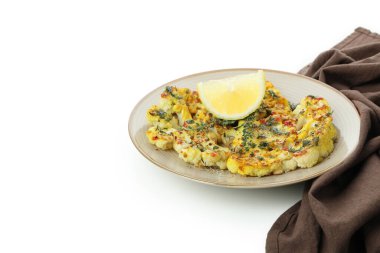 Beyaz arka planda izole edilmiş fırında karnabahar ve mutfak havlusu olan tabak..