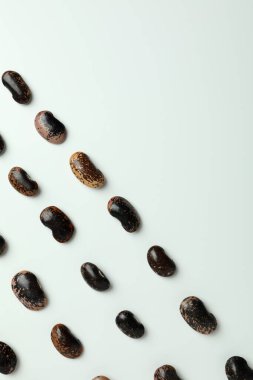 Beyaz arka planda siyah fasulyeli düz kompozisyon