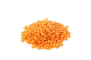 Beyaz arka planda izole edilmiş bir avuç dolusu kırmızı mercimek.