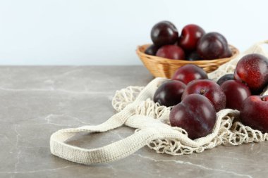 Gri desenli masada erikli meyve kavramı.