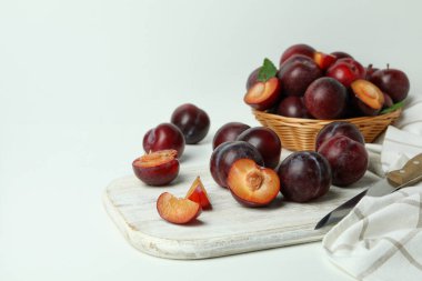 Beyaz arka planda erikli meyve kavramı.