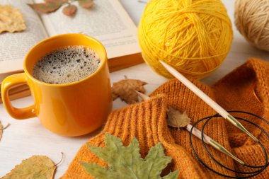 Sonbahar kavramı beyaz ahşap arka planda iplik topları.