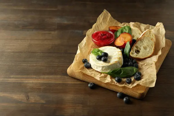 Concetto Cibo Gustoso Con Camembert Alla Griglia Sfondo Legno — Foto Stock