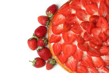 Beyaz arka planda izole edilmiş lezzetli çilekli turta..