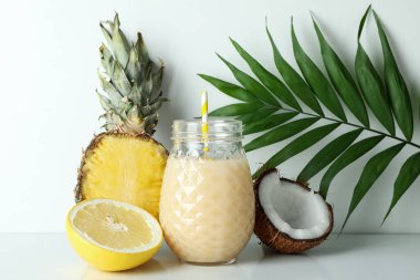 Pina colada kokteyli ve malzemeler beyaz masada..