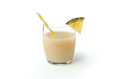 Beyaz arka plan üzerinde izole pina colada kokteyli.
