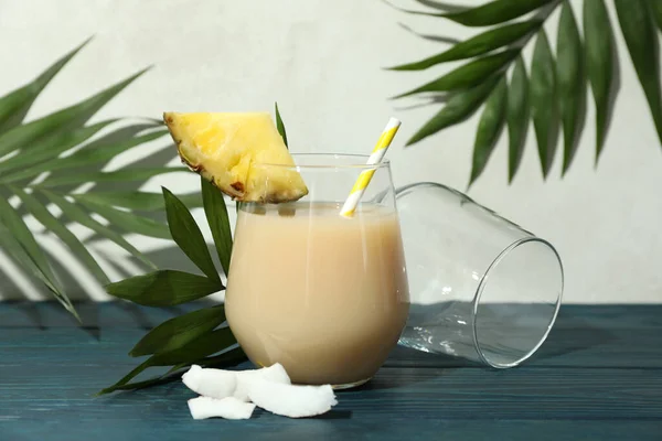 Pina Colada Cocktail Blått Träbord — Stockfoto