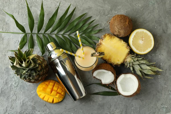 Cóctel Piña Colada Ingredientes Sobre Fondo Texturizado Gris —  Fotos de Stock