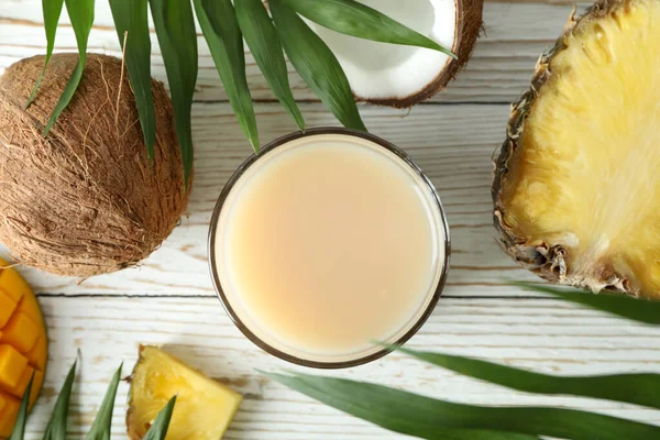 Pina Colada Koktél Összetevők Fehér Asztal — Stock Fotó