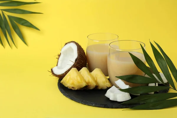 Cócteles Ingredientes Piña Colada Sobre Fondo Amarillo —  Fotos de Stock