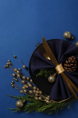 Mavi arkaplanda yeni yıl tablosu.