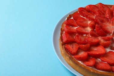 Mavi arkaplanda çilekli tart, metin için boşluk.