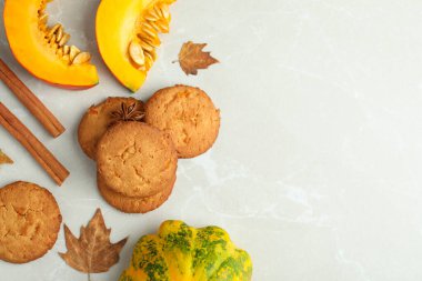 Beyaz desenli arkaplanda balkabağı kurabiyeleri, metin için boşluk.