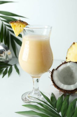 Pina colada kokteyli ve malzemeler beyaz masada..