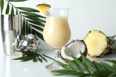Pina colada kokteyli ve malzemeler beyaz masada..