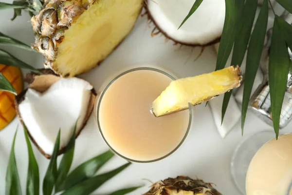 Pina Colada Koktél Összetevők Fehér Alapon — Stock Fotó