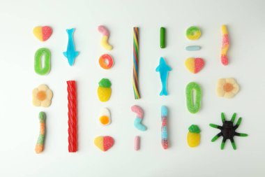 Beyaz arkaplanda jelibon şekerler, üst görünüm.