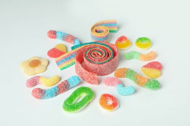 Beyaz arkaplanda jelibon şekerler, yakın plan..