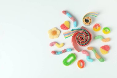 Beyaz arkaplanda şekerleme, metin için boşluk.