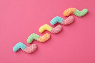 Pembe arka planda jelibon şekerler, üst manzara.