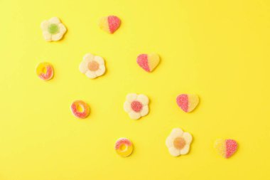 Sarı arka planda jelibon şekerler, üst manzara.