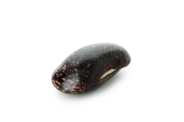 Beyaz arkaplanda izole edilmiş bir siyah fasulye.