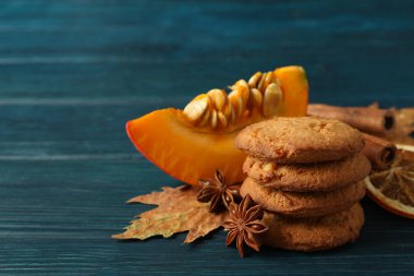 Mavi ahşap zemin üzerinde balkabağı kurabiyeleri, metin için boşluk.