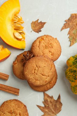 Beyaz desenli arka planda balkabağı kurabiyeleri, üst görünüm.