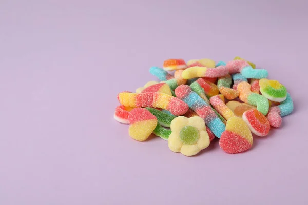 Gummibonbons Auf Violettem Hintergrund Platz Für Text — Stockfoto