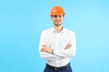 Mavi arka planda işadamı inşaatçısı, ön görünüm.