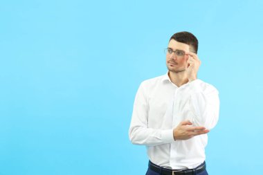 Mavi arka planda genç işadamı, metin için boşluk.