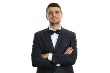 Klasik takım elbiseli bir iş adamı, beyaz arka planda izole edilmiş..