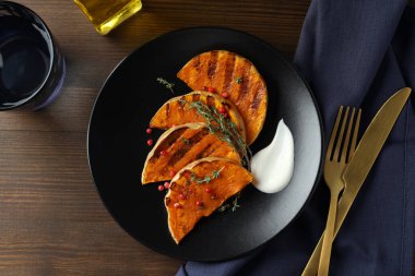 Ahşap zemin üzerinde fırında balkabağı ile lezzetli yemek kavramı.