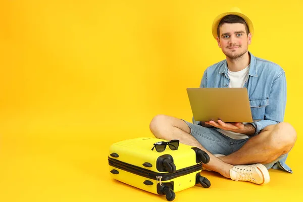 Concepto Viaje Con Joven Sobre Fondo Amarillo — Foto de Stock