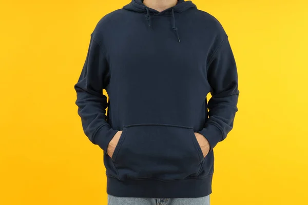 Man Hoodie Met Handen Zak Gele Achtergrond — Stockfoto