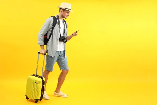 Reisekonzept Mit Jungem Mann Auf Gelbem Hintergrund Platz Für Text — Stockfoto