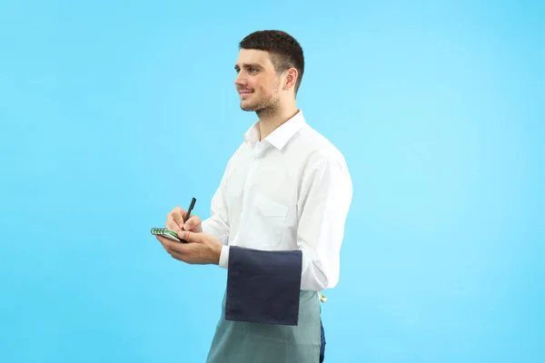 Garçom Sorridente Com Notebook Sobre Fundo Azul — Fotografia de Stock