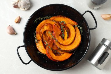 Hafif desenli arka planda pişmiş balkabağı ile lezzetli yemek kavramı.